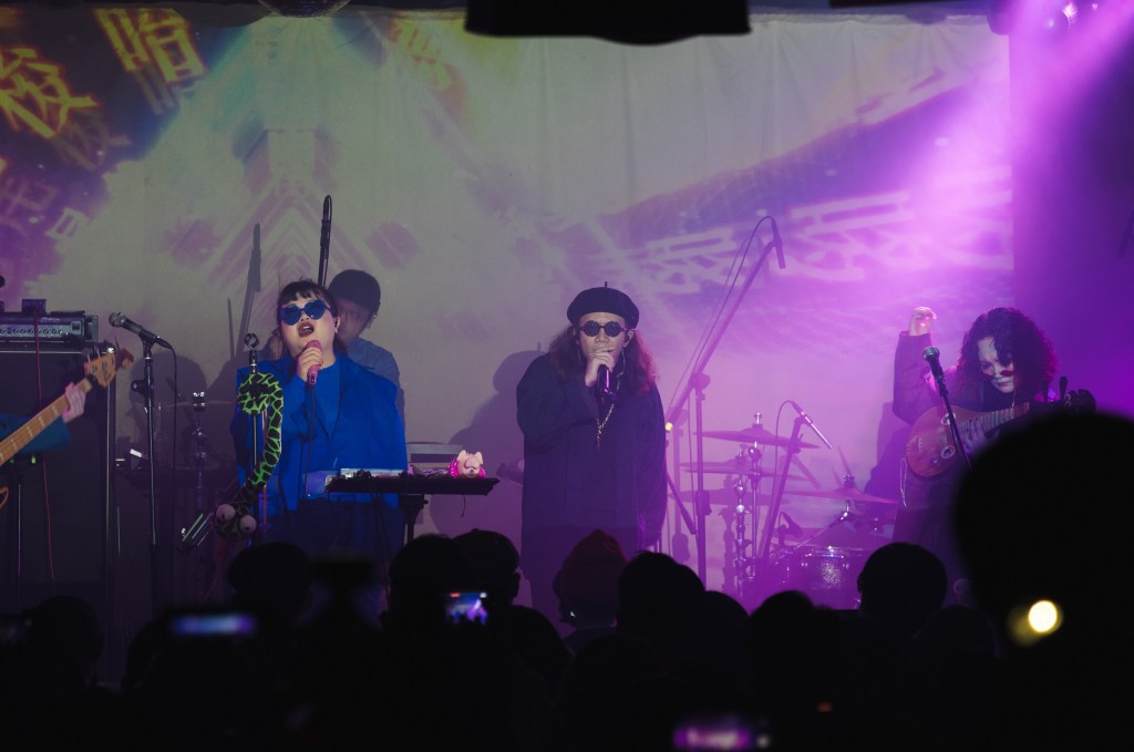 張伍日前跟同根生同台合唱新歌〈福福〉