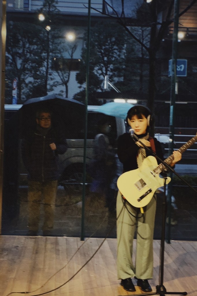 日前去東京錄製Live Session,一位路過的老爺爺站在窗外好奇往裡面看