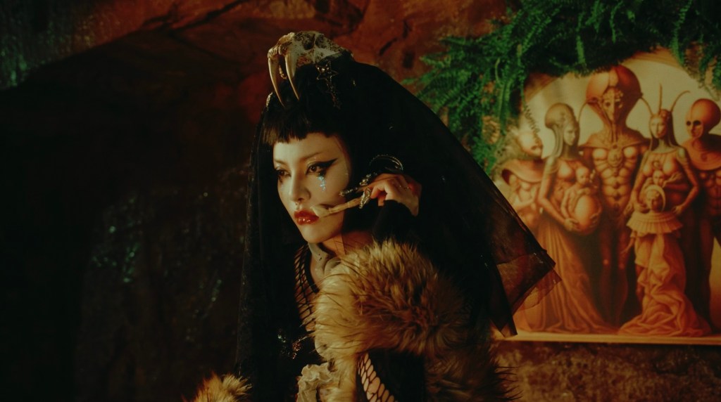 百合花新MV上演抓姦千年穿越劇 警世寓言大讚宛如「戲說台灣」！