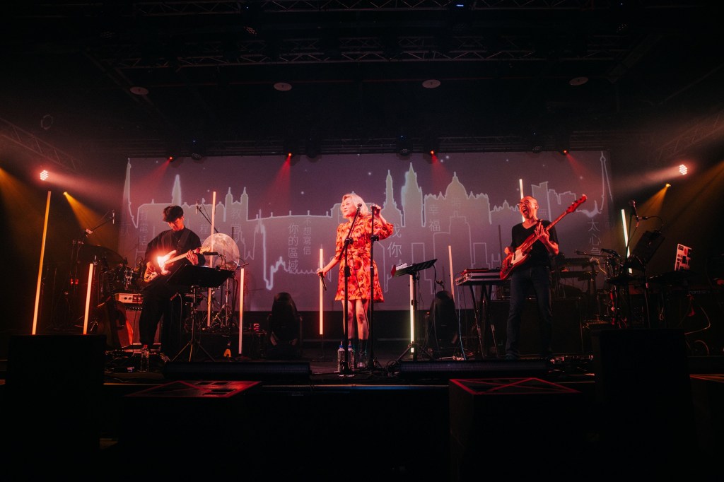 首度站上舞台C位 Lisa笑說:「這次站在前面不會被音箱擋住了」