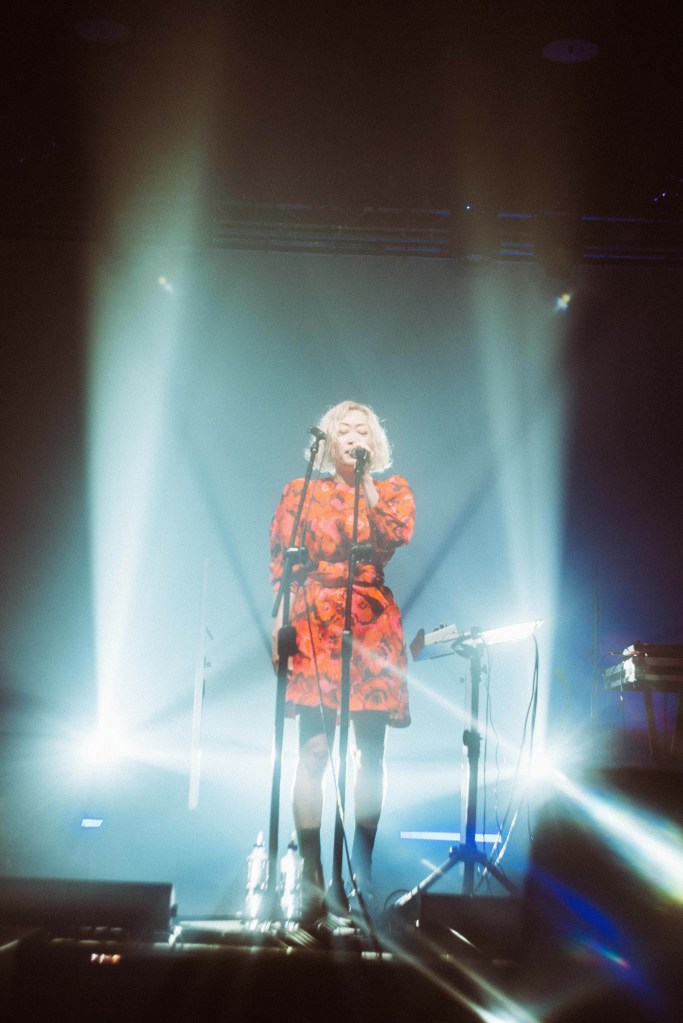 Lisa身穿一套紅色鮮豔花朵洋裝登場