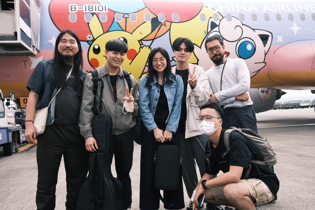 老王樂隊前往新加坡巡迴驚遇飛機引擎事故，與歌迷見面都很難得且珍貴（照片來源：壞鄰居有限公司）