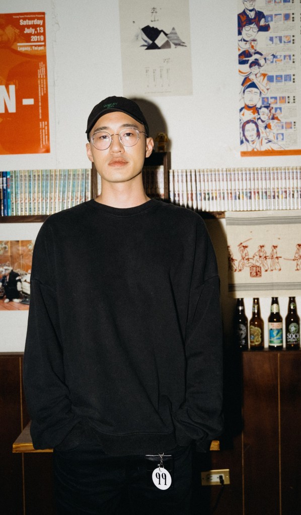 曾擔任政大黑人音樂社社長的someshiit山姆,過去曾在網路發表多嘻哈創作單曲