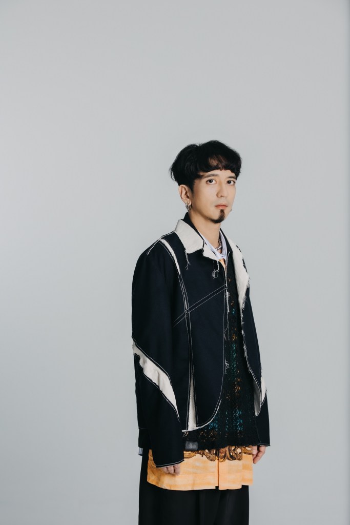 吉他手／主唱：Arny