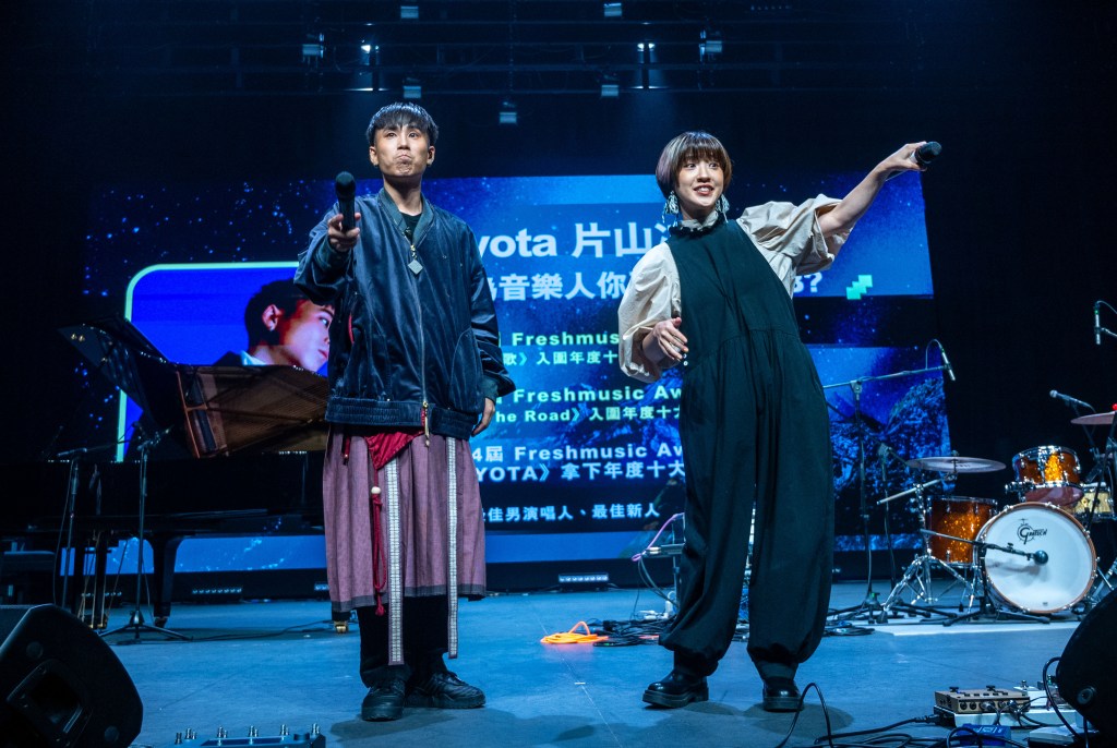 小球擔任主持人直呼壓力大，左方為馬來西亞音樂人片山涼太