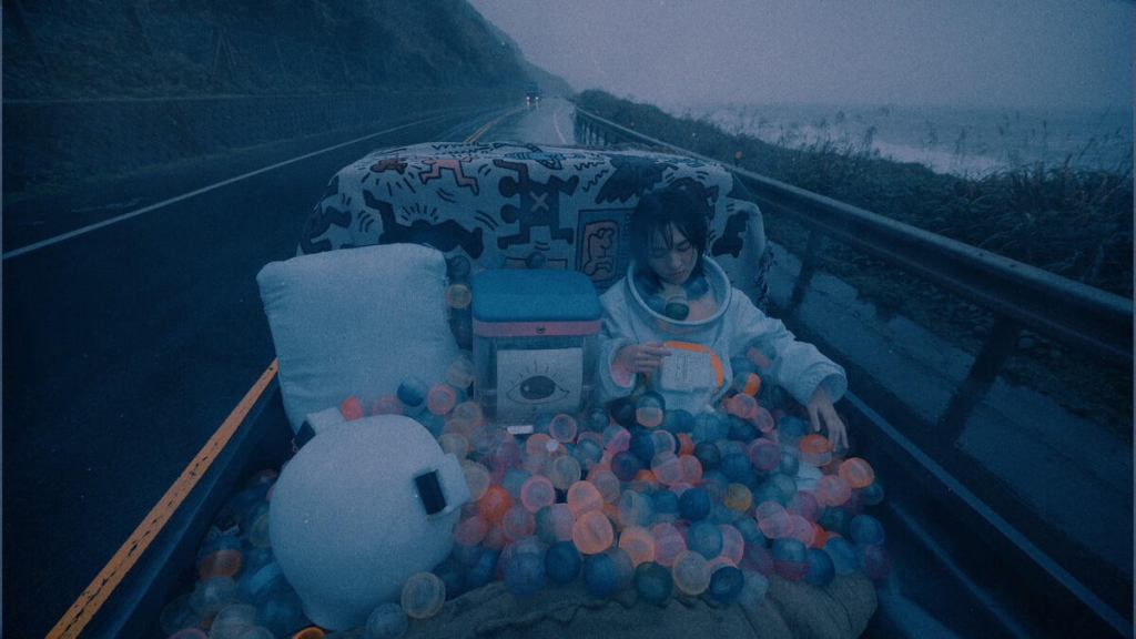 【H.A.L.O.】楊宜蓉Wooly把玩不同扭蛋傳達新單曲〈做夢的人睡不著〉的焦慮感受