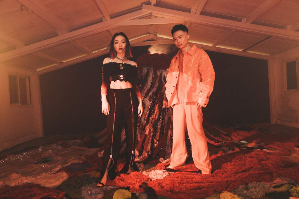 閻奕格&蕭秉治〈自以為〉