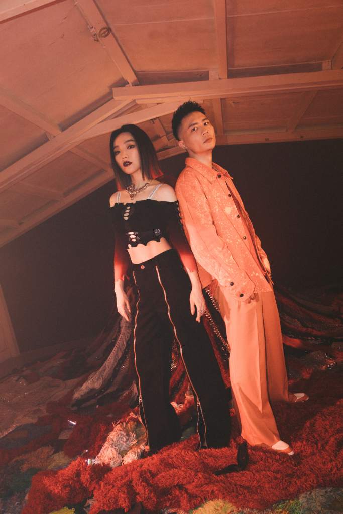 閻奕格&蕭秉治〈自以為〉