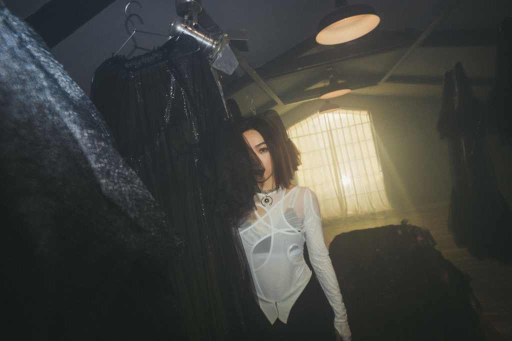 閻奕格&蕭秉治〈自以為〉