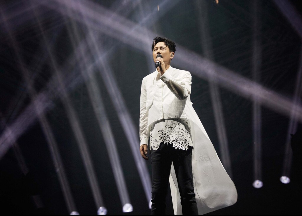 【NEWS】張信哲 《未來式2.0》蘇州奧林匹克體育中心開唱 大批粉絲湧進場內 向隅粉絲齊聚場外