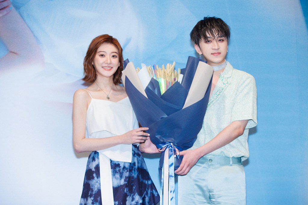 【NEWS】林逸欣闊別11年推出新專輯《墜FALLING》師大學弟U:NUS吳昱廷獻上花束並合奏〈灰色彩虹〉