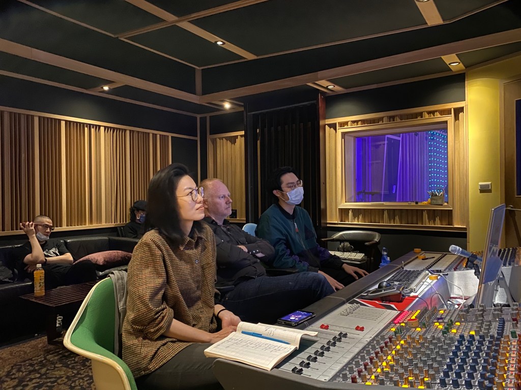 Andy Baker(中)與導演郭晉汝 Alulu(左)合力打造CINEMAPHONIC Live Session