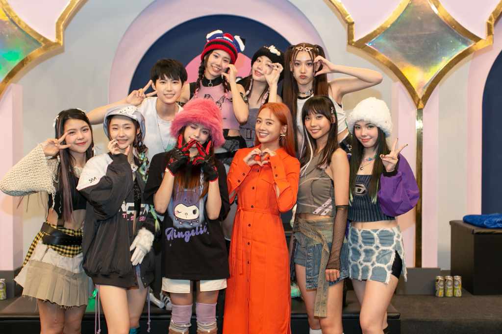 babyMINT與GEmma吳映潔錄影合照【上排左起：陳言菱、陳品妡、栩栩、曹晶晶，下排左起：張丞妘、呂熙妍、粼粼、鬼鬼吳映潔、林荻璇、VIKKY韋喬薺】