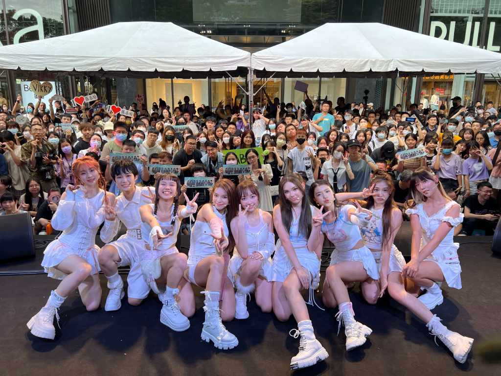 babyMINT首次公開演出與粉絲大合照【左起：呂熙妍、陳言菱、陳品妡、粼粼、栩栩、VIKKY韋喬薺、張丞妘、曹晶晶、林荻璇】
