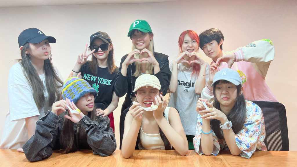 babyMINT齊聚公司看首播，喝咖哩吃珍奶【上排左起：VIKKY韋喬薺、栩栩、林荻璇、呂熙妍、陳言菱，下排左起：粼粼、張丞妘、陳品妡】