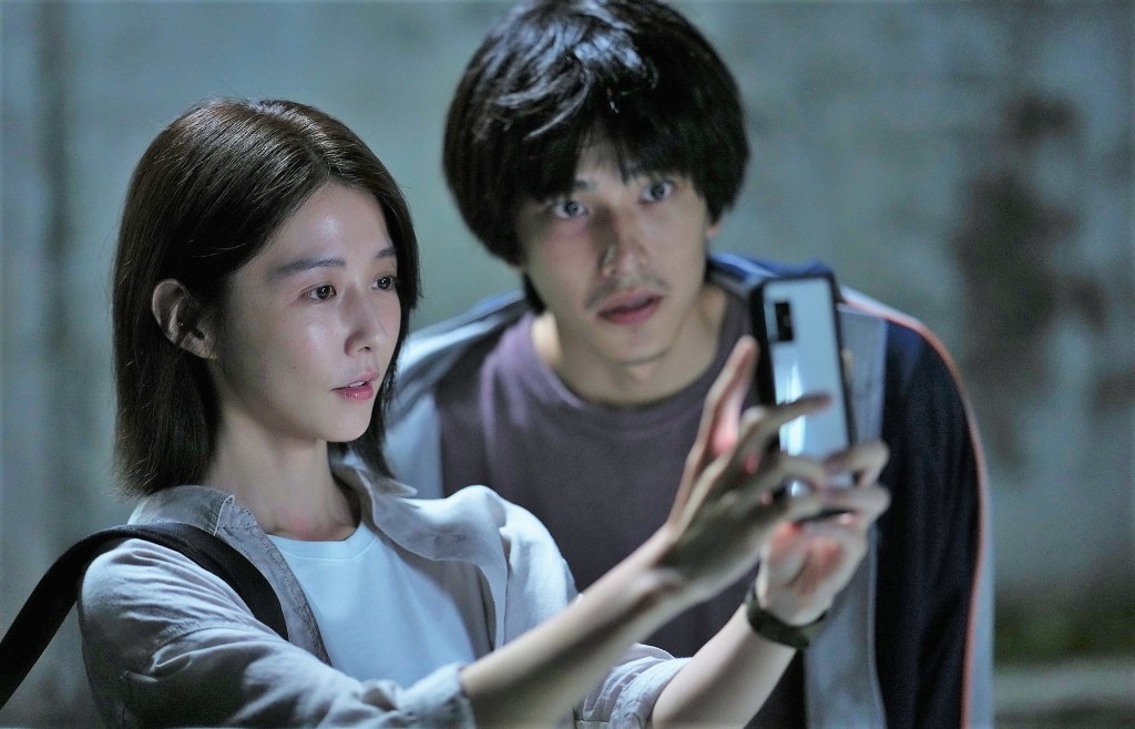 邵雨薇(左)和曾敬驊在《我的麻吉4個鬼》中浪漫談情