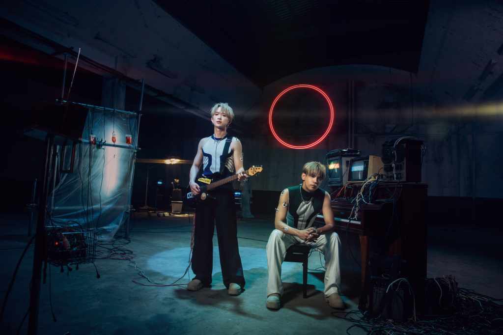 九澤CP〈愛在你身邊〉復刻經典作品〈天黑請閉眼〉，左邱鋒澤，右陳零九。