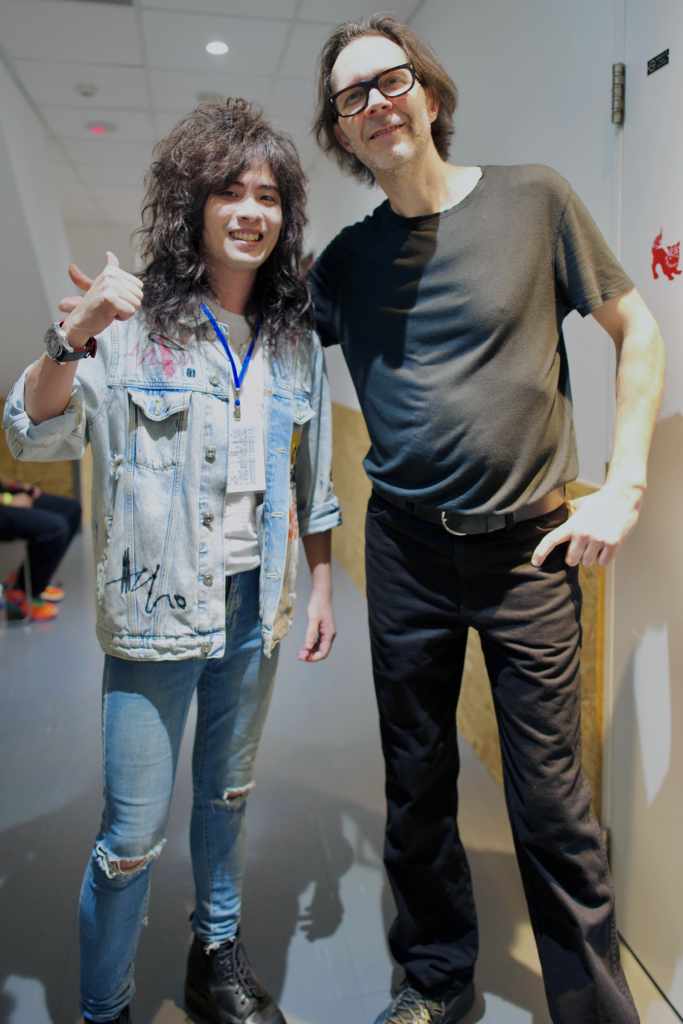 右起樂團吉他手Paul Gilbert-左LeeQ