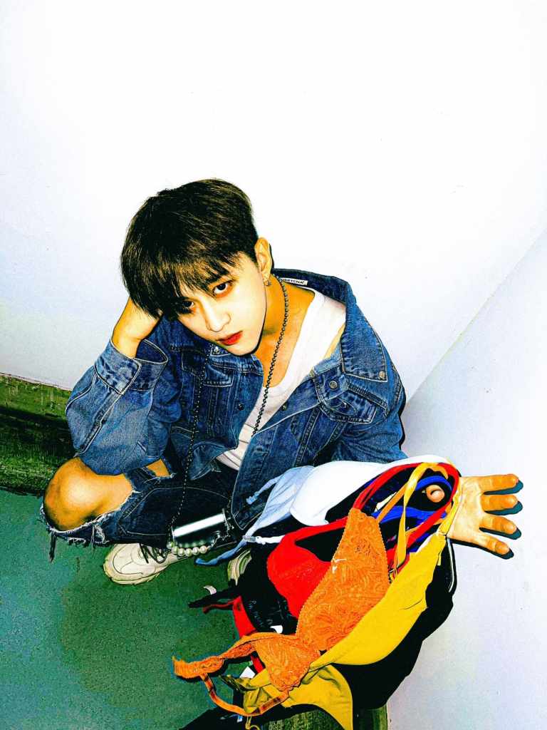 吳昱廷與貼身衣服擺拍