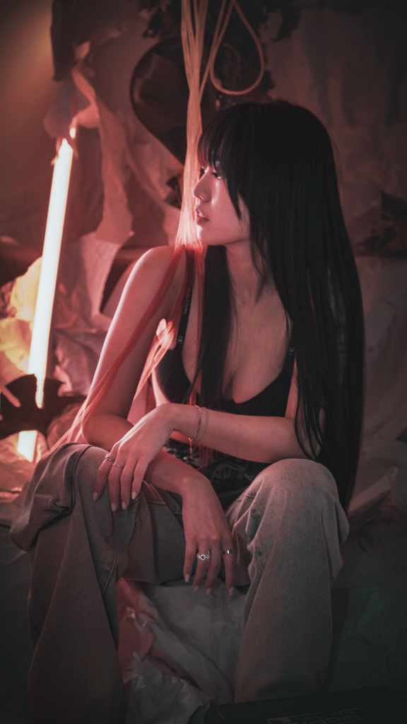 孫盛希拋包袱曝內衣照展現自信，新歌〈INFP〉MV揭露內心異想世界