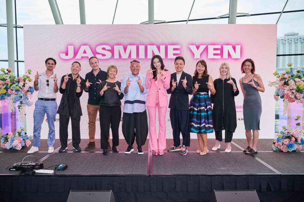 左4起：RCA唱片大中華區總經理林雅慧、索尼音樂娛樂大中華區首席執行官陳國威、甄濟如、RCA唱片大中華區董事總經理&索尼音樂娛樂臺灣區總經理符國文