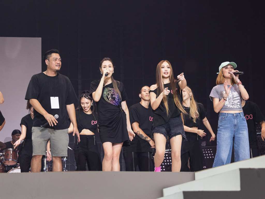 「A-LINK with PASSENGERS」世界巡迴演唱會高雄站第二天 左至右：哥哥、姐姐黃莉、A-Lin、堂姐