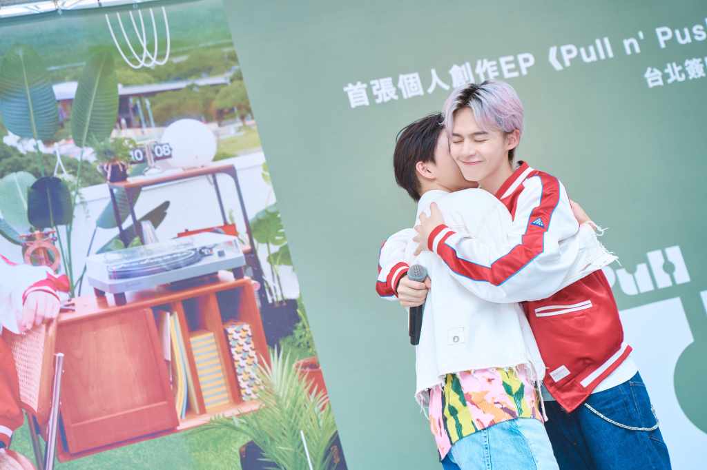 左：瑋瑋、右：哲哲