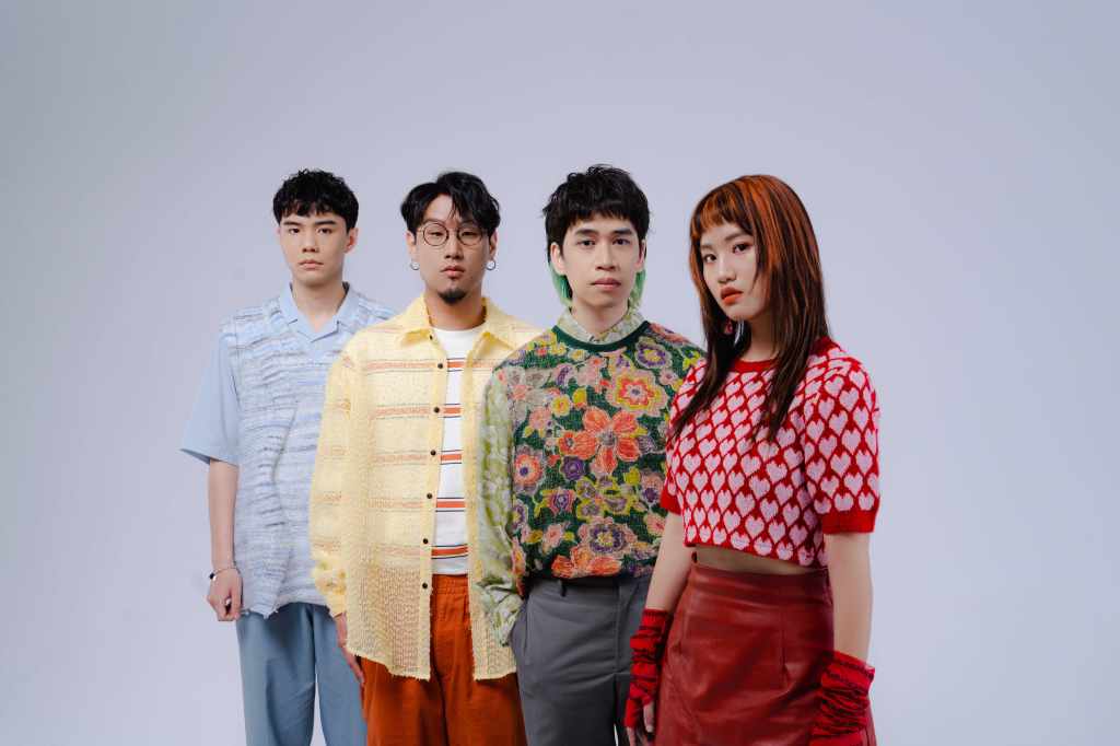 庸俗救星成員：主唱家耘(右一)、吉他手阿雷(右二)、貝斯手晧宇、(左二)、鼓手允祈(左一)