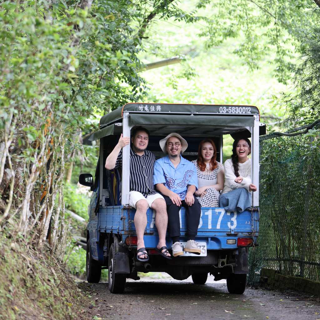 歐開合唱團與藍色小貨卡，象徵把歌聲與文化從部落傳出去到更遠的地方_圖 歐開合唱團提供