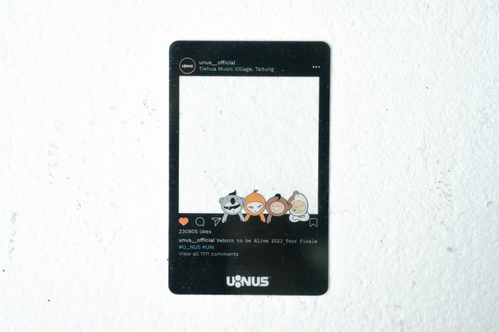 畢業透卡上有團員親自手繪的Q版形象