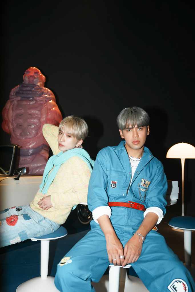 邱鋒澤(左)和陳零九(右)曬出與4隻粉紅怪獸的神秘影片掀議