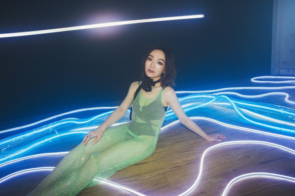 【HIM】閻奕格新專輯《Changing Room》實體數位雙獲冠軍 最新主打〈花火〉MV溫暖上線