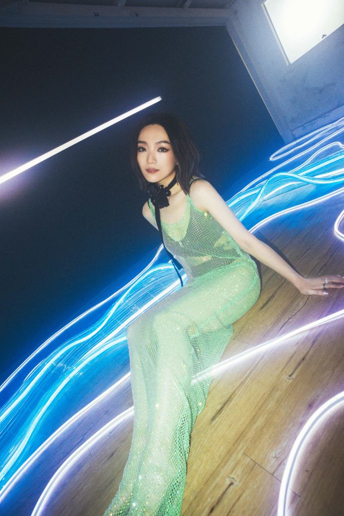 閻奕格〈花火〉MV