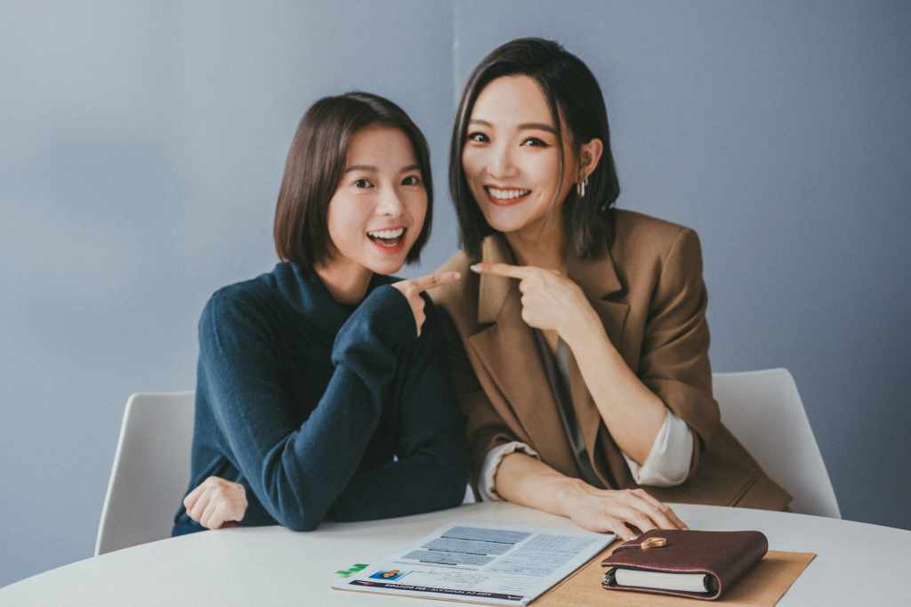 閻奕格(右)面試項婕如