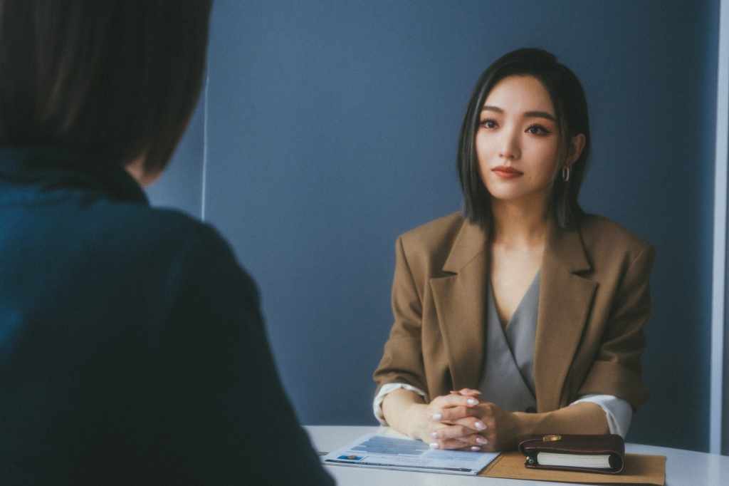 閻奕格在〈不再可以〉MV中擔任MSF面試官