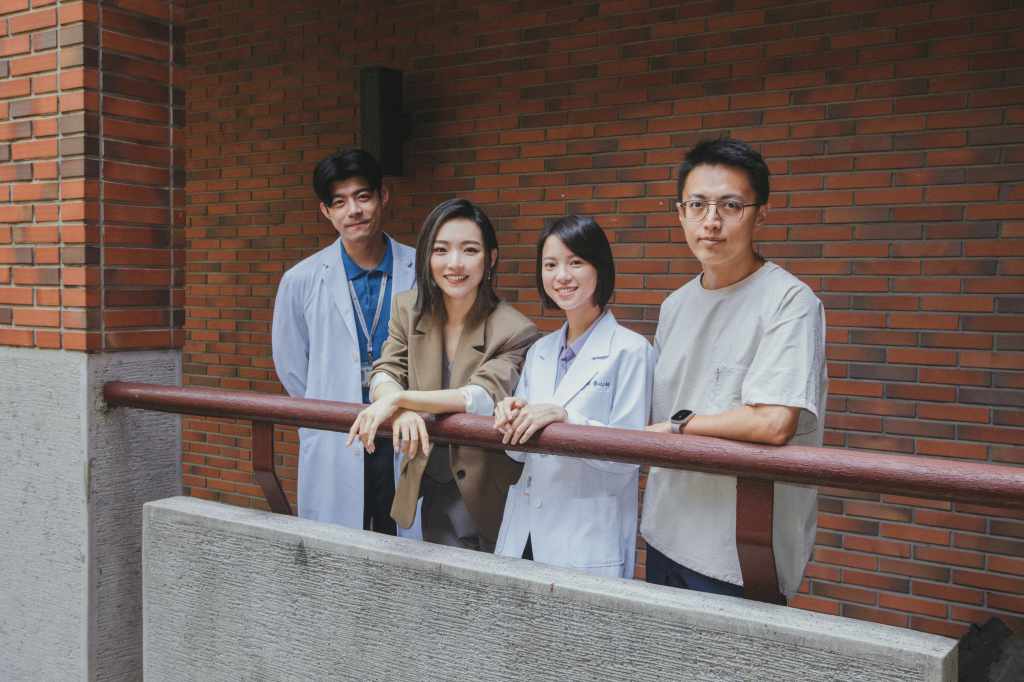 閻奕格探班〈不再可以〉MV （左起：王柏傑、閻奕格、項婕如、導演林君陽）