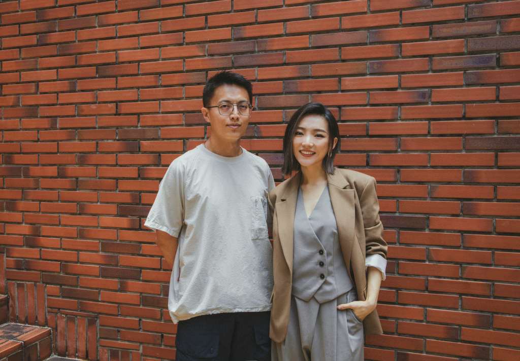 閻奕格探班〈不再可以〉MV（左起：導演林君陽、閻奕格）