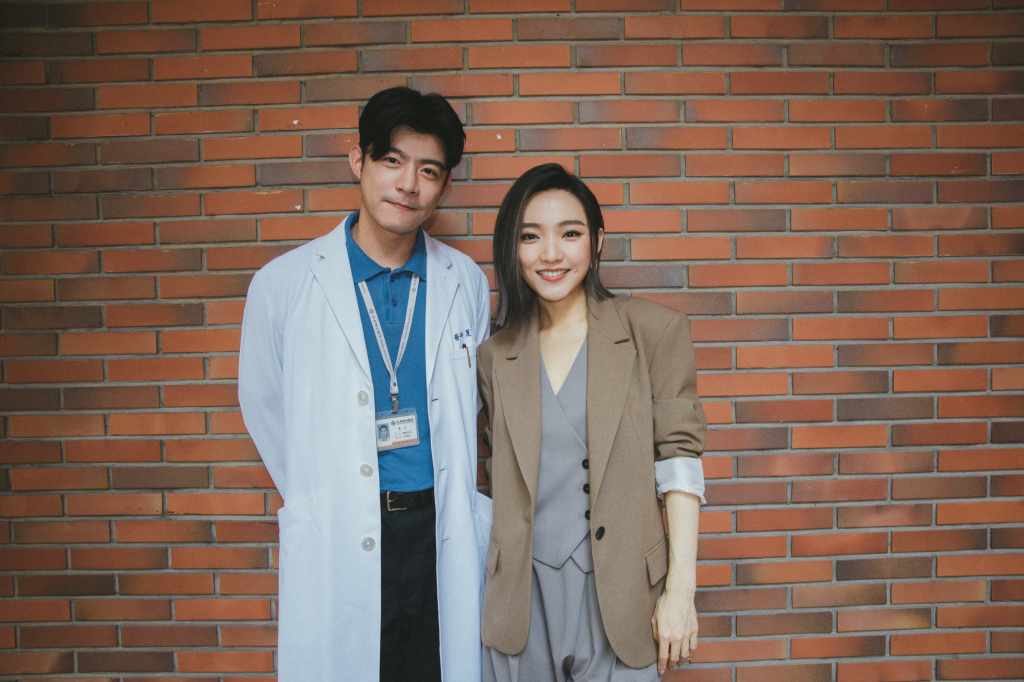 閻奕格探班〈不再可以〉MV（左起：王柏傑、閻奕格）