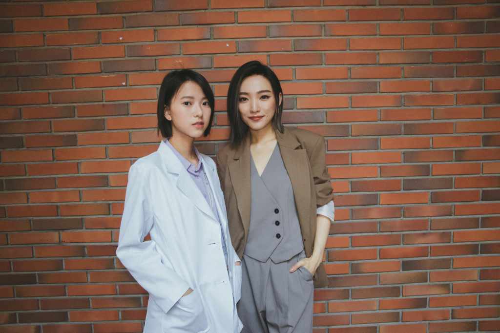 閻奕格探班〈不再可以〉MV（左起：項婕如、閻奕格）