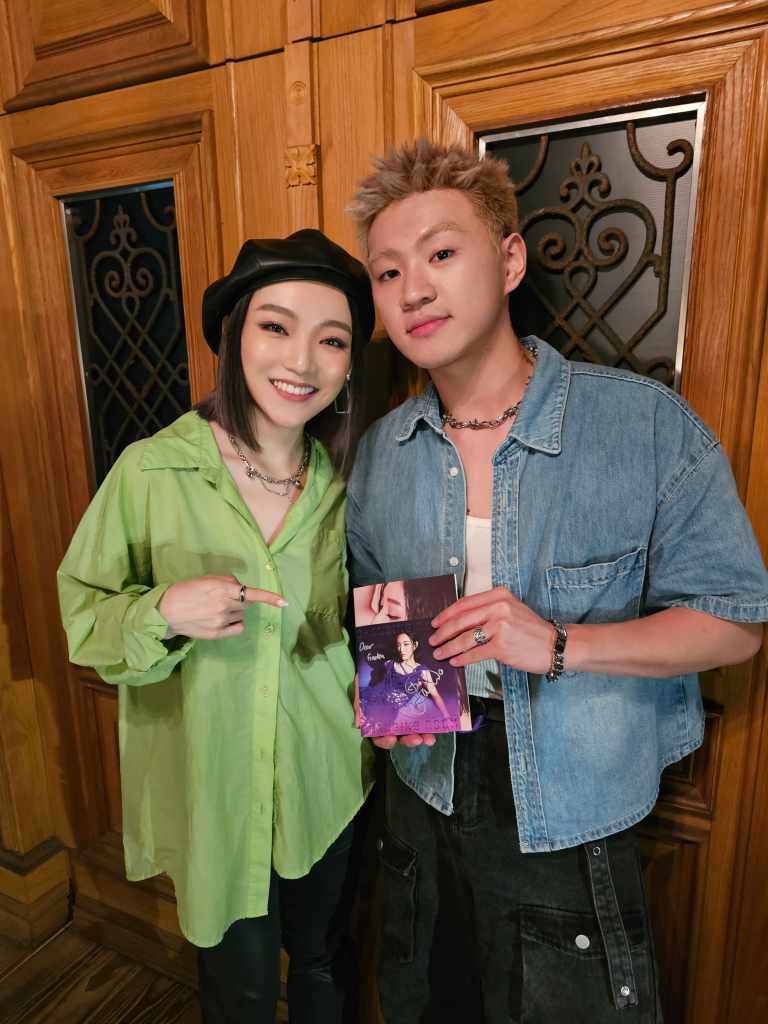 閻奕格與詞曲作者Gaston Pong首次見面合影