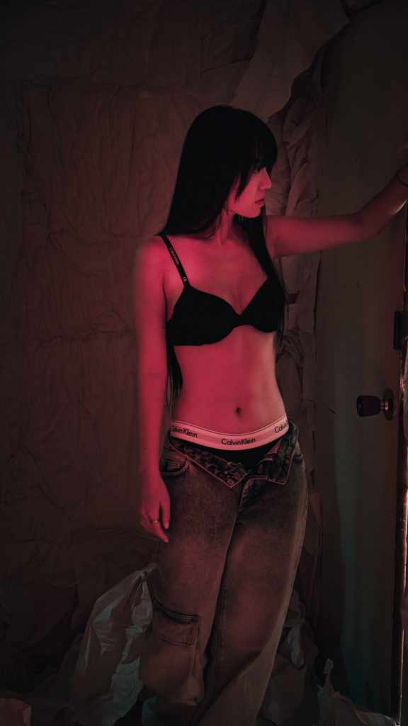 MV畫面染「珊瑚紅」展現人格特質，孫盛希透過這顏色找到新的自己