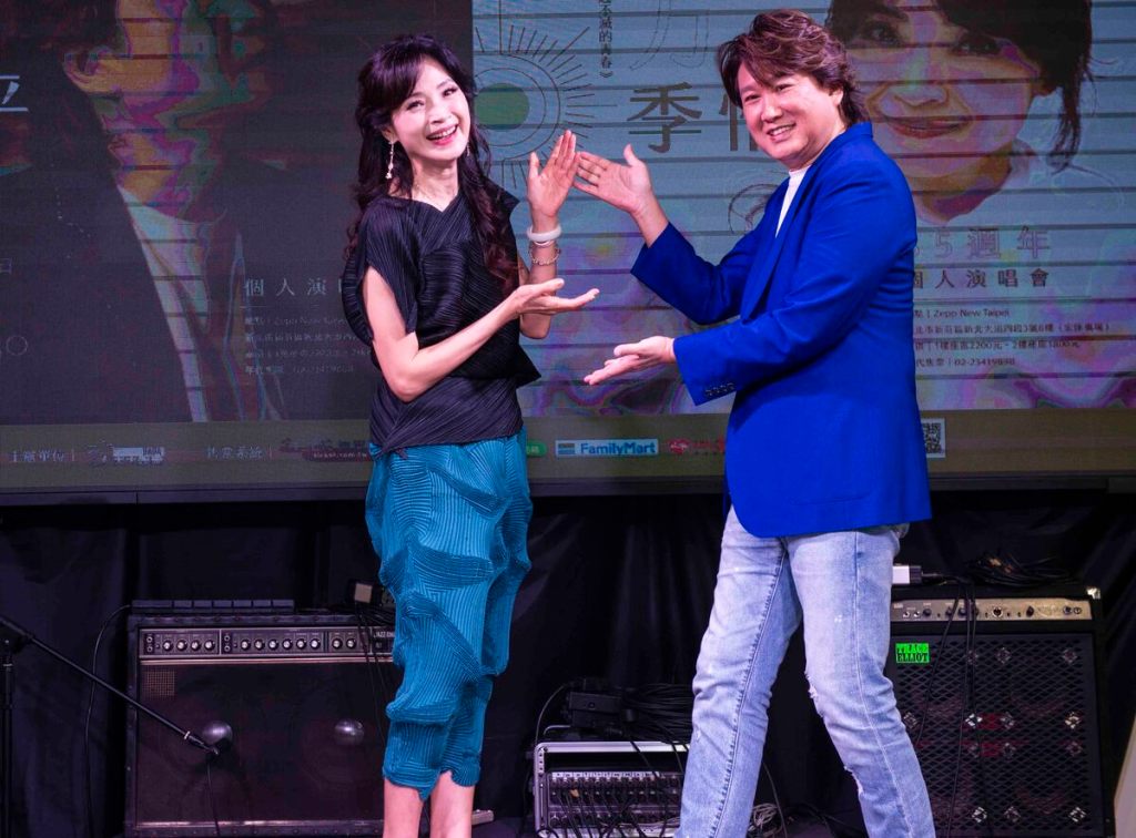 【NEWS】DJ徐哲緯主持聯合開唱記者會 並親送當年勞軍時的合照 令方季惟直呼感動