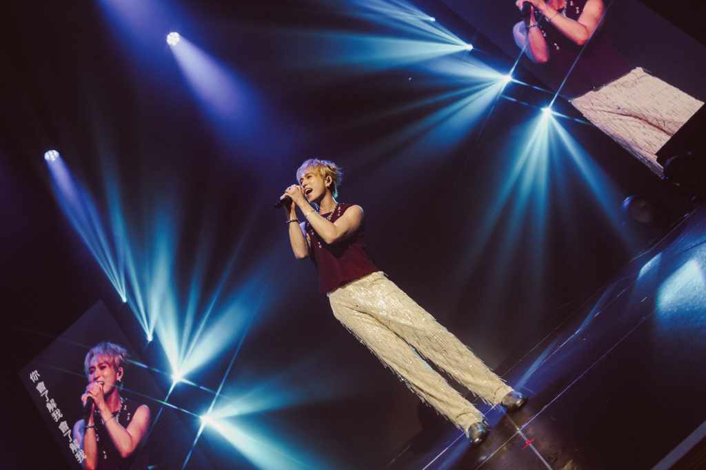 唱到《會找到我》時,邱鋒澤與全場樂迷大合唱,他又笑問鋒蜜們,剛才場館全黑時有看到他在台上走動嗎?鋒蜜們即大叫:「看到哦,會找到你。」場面搞笑又感動