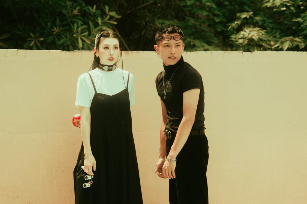 【NEWS】Ken Deng肯鄧邀偶像魏如昀合唱新專輯主打歌〈沒問題〉兩人在MV中扮演特務偷牛頓蘋果