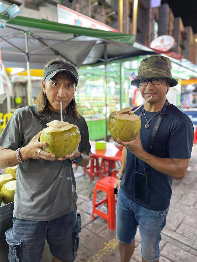 動力火車逛夜市喝椰子水 (照片提供:華研國際)