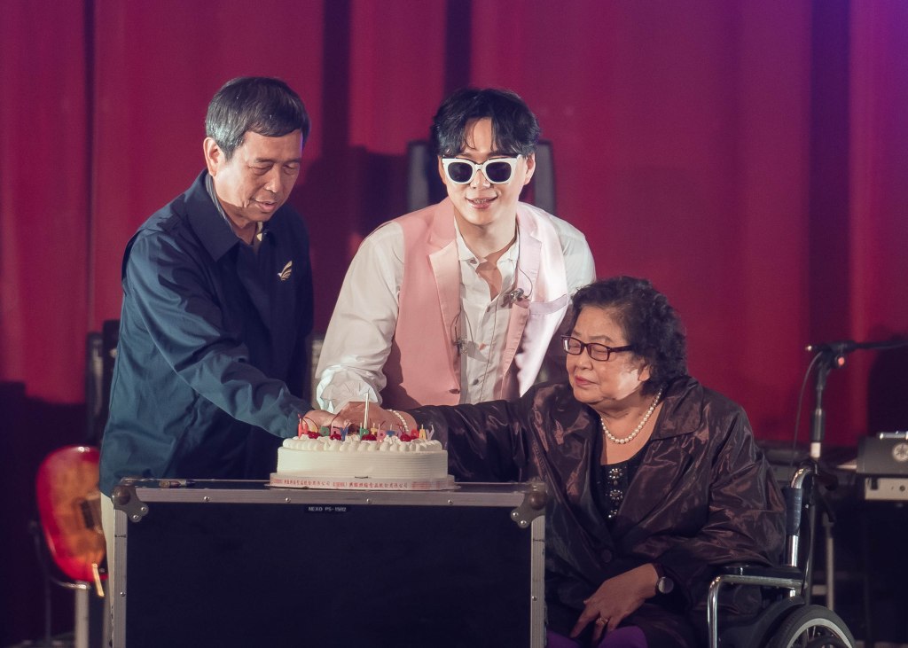 蕭煌奇《天生我奇必有用》生日演唱會 右一蕭媽媽