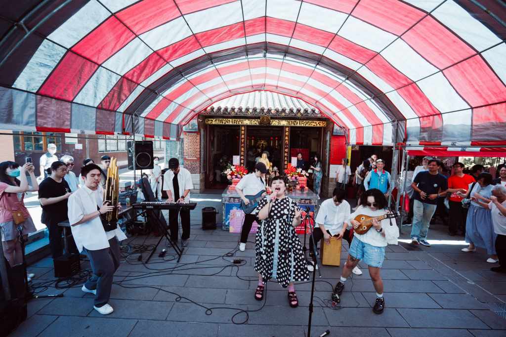 同根生在還願儀式現場開唱