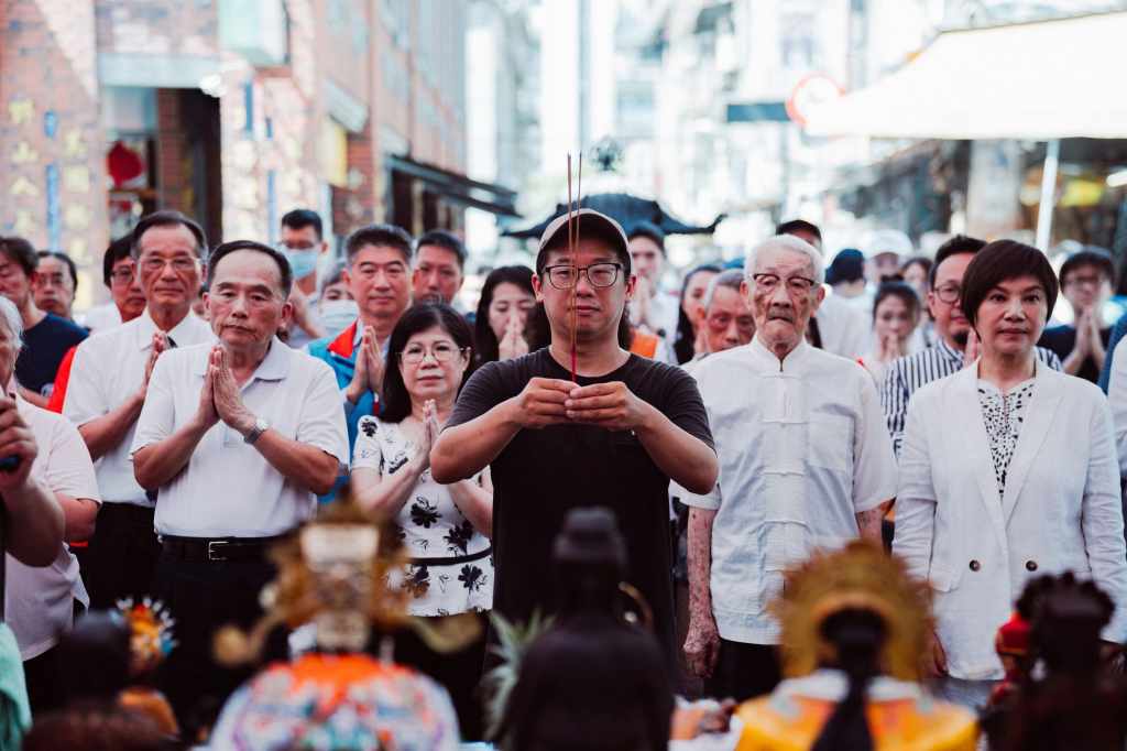 唐美雲(右一)、陳錫煌大師(右二)受邀參加柯智豪還願儀式