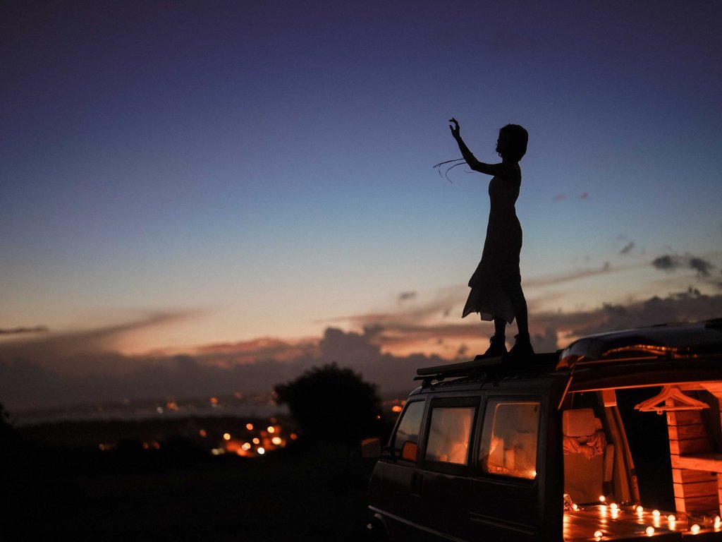 林逸欣_出去走走_MV，拍到太陽西下魔幻之光