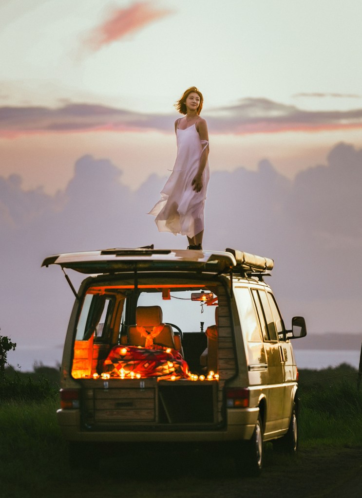 林逸欣爬上吉普車頂拍攝MV